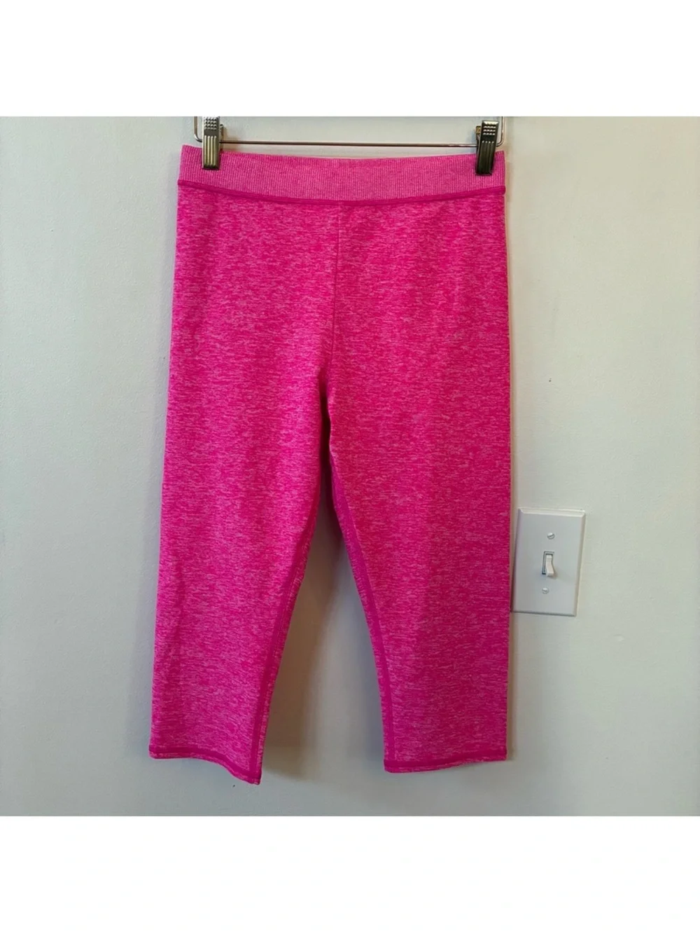 LIKE NEW ALO Yoga ALOSOFT Capri Leggings Neon Heathered Pink